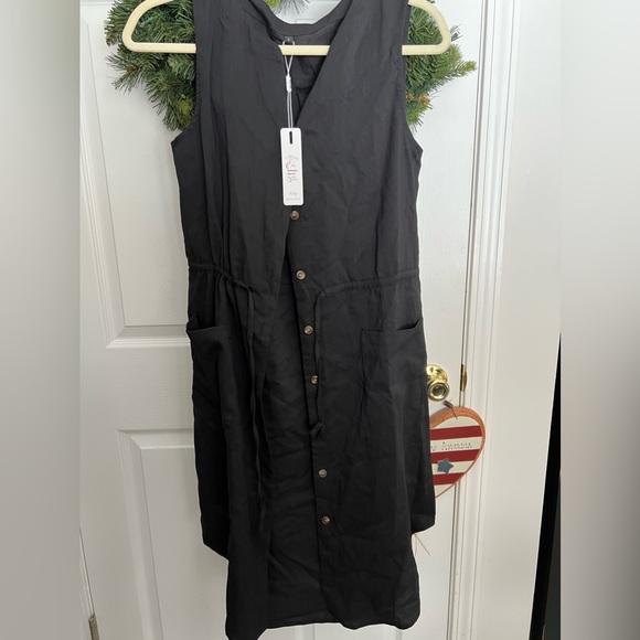 Dresses & Skirts - Dress nwot size large; has pockets, button-up with tie at waist, black